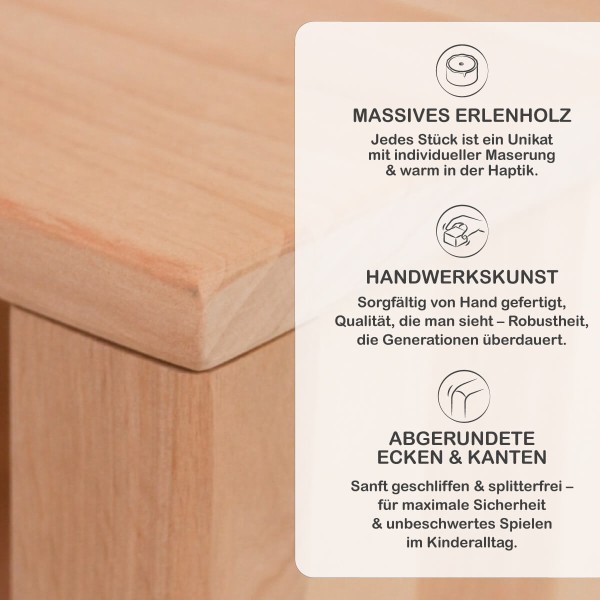Kinder Garderobe mit Sitzbank und Schuhregal im warmen Naturholz-Flur – ordentlich und wohnlich.